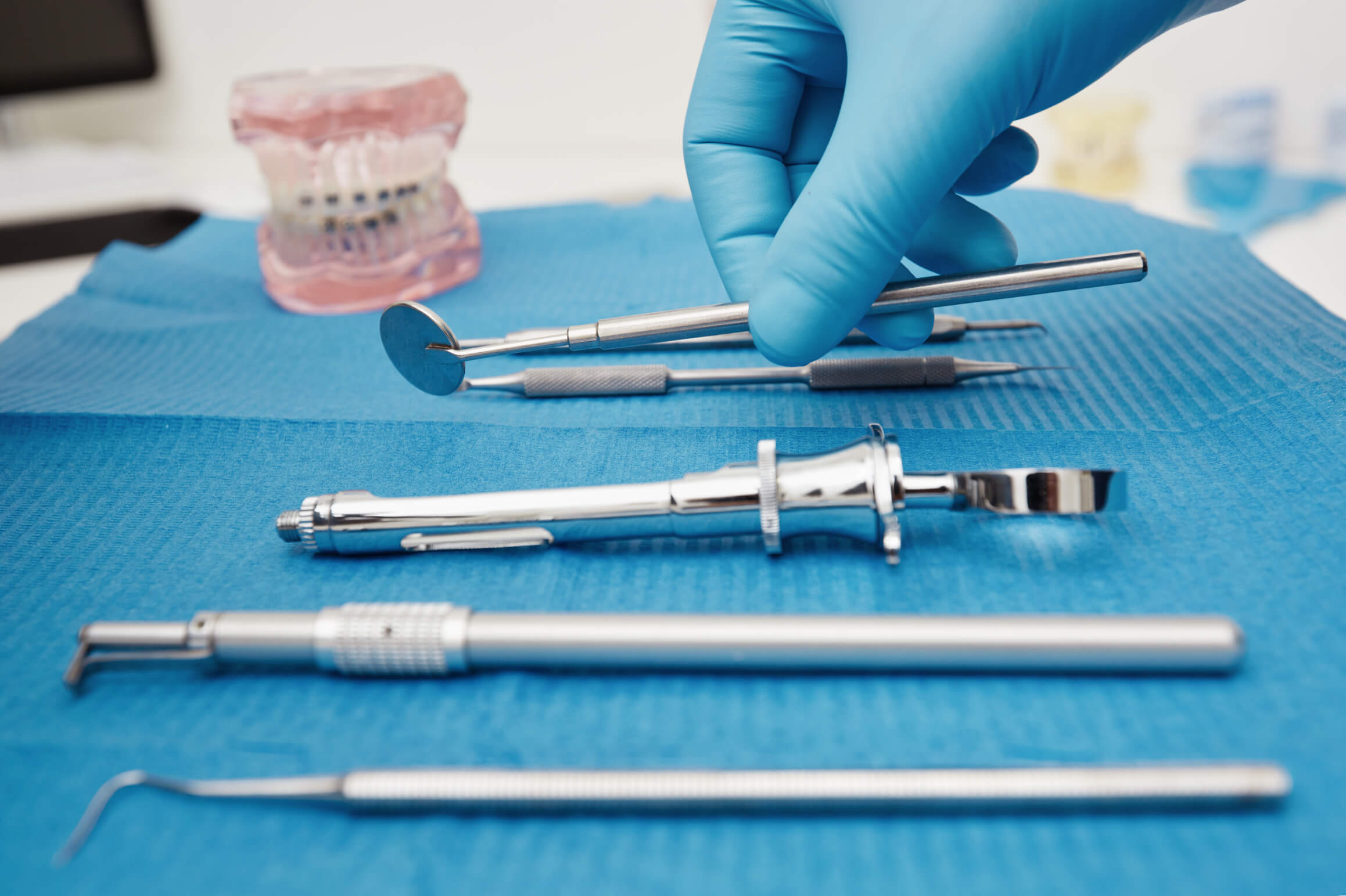 set-metal-medical-equipment-tools-dental-care_1